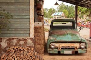 relitti di auto antiche ma classiche decorate in un bellissimo giardino in un'attrazione turistica che è un punto di riferimento per i turisti da vedere-8-13-2014-ratchaburi, thailandia foto