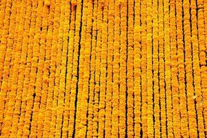 arrangiamento di calendula per fiorire e mobile per decorare il festival dell'evento per servizi fotografici o sfondo e sfondo nel mercato dei fiori, thailandia. foto