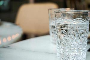 vetro emtry di lusso sul tavolo da pranzo in marmo. foto