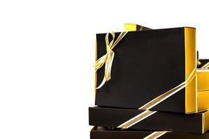 torre isolata a basso costo e budget confezione regalo nastro nero e oro durante le festività natalizie. tracciato di ritaglio foto