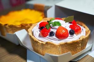 crostata di formaggio ai frutti di bosco. foto