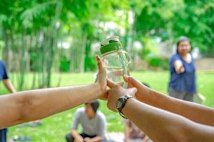 la mano tiene insieme nella comunità nel parco giardino. foto