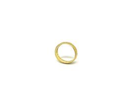 isolare anello d'oro vintage e classico, sfondo bianco. foto