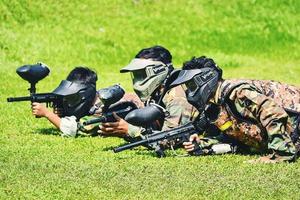 bogor, West Java, Indonesia, 2 maggio 2022. un gruppo di persone che giocano a paintball sdraiate a terra. foto