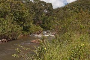 il piccolo fiume itiquira che scorre dalla cascata indaia vicino a planaltina e formosa, goias, brasile foto
