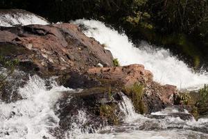 la cascata conosciuta come espanhol una delle sette bellissime cascate a indaia, vicino a planaltina, e formosa, goias, brasile foto