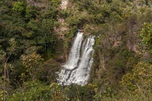 Vista della cascata Veu de noiva una popolare caduta per la discesa in corda doppia lungo il sentiero in indaia vicino a Formosa, Goias, Brasile foto