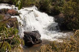 la cascata conosciuta come espanhol una delle sette bellissime cascate a indaia, vicino a planaltina, e formosa, goias, brasile foto