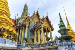 un punto di riferimento di Wat Phra Kaew a Bangkok, in Thailandia. un posto in cui tutti, in ogni religione, possono essere visti. foto