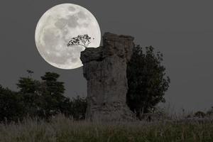 super luna a Stonehenge in Thailandia foto