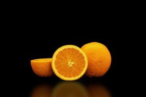 una fresca e sana l'arancia su fondo nero. foto