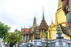 un punto di riferimento di Wat Phra Kaew a Bangkok, in Thailandia. un posto in cui tutti, in ogni religione, possono essere visti. foto