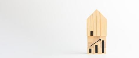 concetto di investimento immobiliare e domestico. case modello in legno e grafici su blocchi di legno cubo, crescita immobiliare in futuro, finanza, banche, prestito e commercio. foto