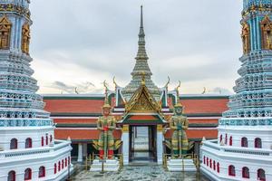 un punto di riferimento di Wat Phra Kaew a Bangkok, in Thailandia. un posto in cui tutti, in ogni religione, possono essere visti. foto