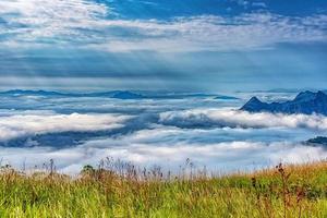 mare di nebbia bellissima alba. foto