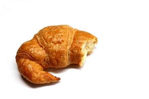 il croissant morsicato isolato su sfondo bianco foto