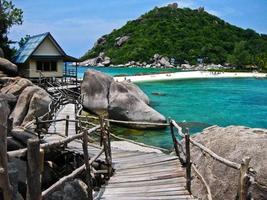 il mare blu con montagne e rocce, isola di nang yuan, surat thani, tailandia foto