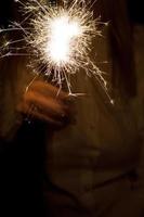 incredibili stelle filanti nelle mani delle donne. natale e capodanno sparkler in mano tonificante. foto