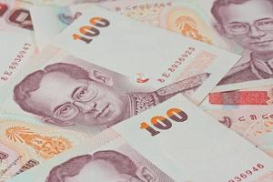 banconote tailandesi (baht) per concetti di denaro e affari foto