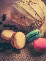 macarons pastello colorati in stile vintage. dolci macarons con colori pastello. foto