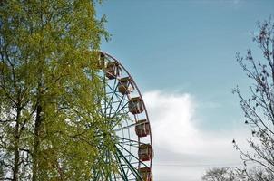 parte della ruota panoramica contro il cielo blu. attrazione. sfondo geometrico foto