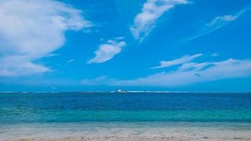 bellissimo paesaggio da spiaggia con cielo azzurro foto