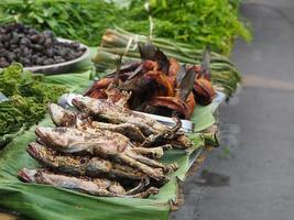 primo piano di rane alla griglia per la vendita nel mercato foto