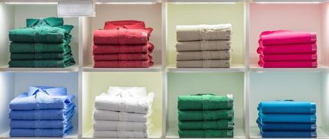 interno del negozio di t-shirt polo. scaffali dei negozi con camicia di cotone moda colorata foto