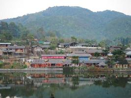 rak thai village, mae hong son, thailandia-febbraio 14'2019 - la vista dell'immagine del bacino idrico del villaggio rak thai foto