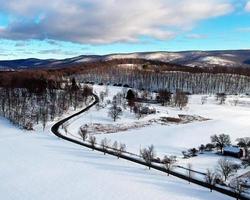 vista aerea del drone di una strada di campagna nella neve foto