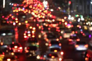 sfocatura della fotografia, le luci delle auto sono sulla strada, ingorgo a Bangkok, in Thailandia. foto