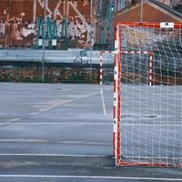 porta di calcio della vecchia strada, attrezzatura sportiva foto