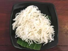 spaghetti di riso in piatti di foglie di banana. foto