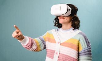 donna che si diverte a vivere la realtà virtuale con l'auricolare vr su uno sfondo isolato. foto