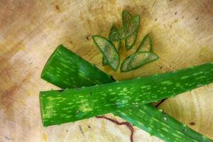 l'aloe vera su un tavolo di legno. foto