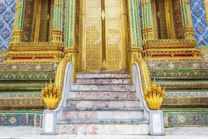 un punto di riferimento di Wat Phra Kaew a Bangkok, in Thailandia. un posto in cui tutti, in ogni religione, possono essere visti. foto