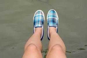 scarpe da ginnastica in tela ai piedi foto