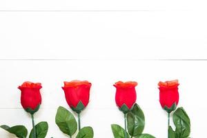 regalo attuale con fiore di rosa rossa su tavola di legno, 14 febbraio giorno dell'amore con copia spazio romantico, concetto di vacanza di San Valentino, vista dall'alto. foto