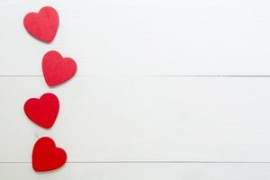 cuore rosso con amore su fondo in legno, 14 febbraio San Valentino su legno bianco grunge, celebrazione e concetto di vacanza, vista dall'alto, spazio di copia. foto