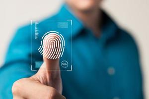 scansione delle impronte digitali dell'uomo d'affari e autenticazione biometrica, sicurezza informatica e password delle impronte digitali, tecnologia futura e cibernetica. foto