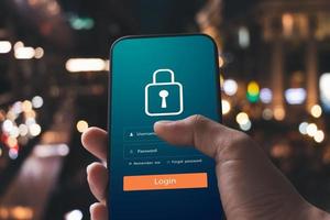 concetto di internet e rete di sicurezza informatica. primo piano della mano che tiene la sicurezza e la crittografia delle informazioni dello smartphone, l'accesso sicuro alle informazioni personali dell'utente, l'accesso a Internet sicuro. foto