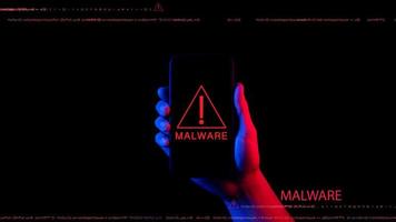 concetto di sicurezza informatica e privacy per proteggere i dati dall'attacco di pirateria informatica su Internet, maniglia del telefono cellulare digitale isolata su nero, banner di sicurezza informatica. foto