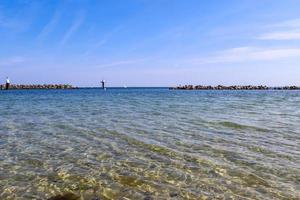 bella vista sulle spiagge sabbiose del Mar Baltico in una giornata di sole foto