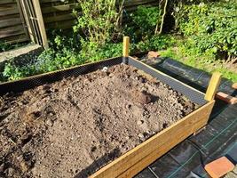 letto di erbe rialzato durante la costruzione in un giardino tedesco. foto