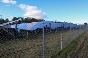 generare energia pulita con moduli solari in un grande parco del nord europa foto