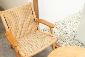 concetto neutro di interni soggiorno con poltrona in legno di design. primo piano della sedia in legno con rattan, bella superficie in legno di quercia, motivo in rattan. foto
