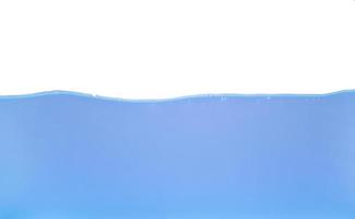 onde d'acqua blu e bolle d'aria su sfondo bianco foto