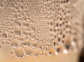 texture di sfondo di gocce d'acqua. fondale in vetro ricoperto di gocce d'acqua. bolle nell'acqua foto