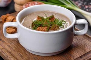 una deliziosa zuppa fresca e densa di purea di funghi con pangrattato, spezie ed erbe aromatiche foto