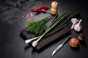 cipollotti, aneto, aglio e peperoncino, nonché spezie ed erbe aromatiche foto